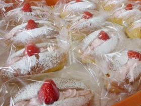昨年のマルシェに並んだいちごのパン（三田市提供）