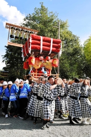 すずかけ台の住民が担ぎ手として初参加した２０１８年のだんじり巡行。翌年からそろいの「だんだら」姿になった＝三田市貴志