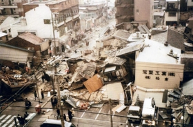 倒壊した民家＝＝１９９５年１月１７日、神戸市長田区