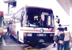 行き先を三田駅に変更した代替バス（神姫バス提供）