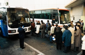 新大阪駅行きの新幹線代替バスに乗り込む人たち。この後、大渋滞に巻き込まれた＝１９９５年１月２７日、旧姫路バスターミナル