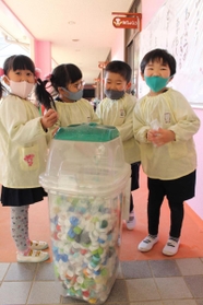 キャップを回収箱に入れる園児＝やよい幼稚園