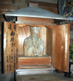 多宝塔に奉られている木製仏像＝三田市下槻瀬、深谷山蓮花寺