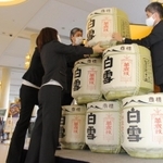 酒だるを準備する従業員＝ザ・セレクトンプレミア神戸三田ホテル