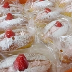 昨年のマルシェに並んだいちごのパン（三田市提供）