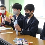 封筒に匂い袋を詰める生徒ら＝上野台中学校