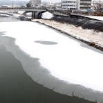 水面が白く染まった武庫川＝三田市三輪２