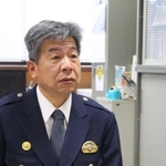 写真を見ながら当時を振り返る道家利幸署長＝三田署