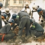 くすぶる焼け跡で行方不明者を捜索する警察官や消防士＝１９９５年１月１９日、神戸市長田区