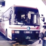 行き先を三田駅に変更した代替バス（神姫バス提供）