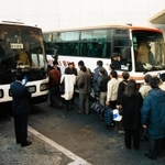 新大阪駅行きの新幹線代替バスに乗り込む人たち。この後、大渋滞に巻き込まれた＝１９９５年１月２７日、旧姫路バスターミナル