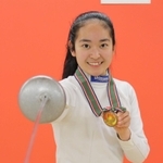ジュニアオリンピックのメダルを持つ西岡瞳さん＝三田市