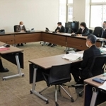 三田市民病院の医療体制について議論する市議ら＝市役所