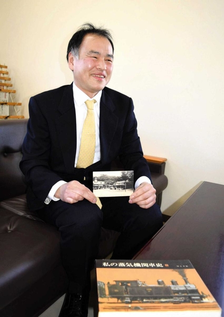 参考文献を手に「発見」の経緯を語る中川常伸さん＝三田市三輪２