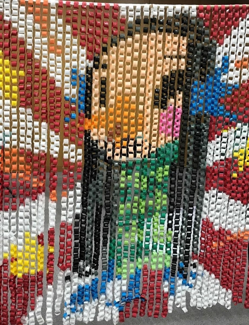 カラフルな輪っかをつないで作った巨大なアマビエ（提供）