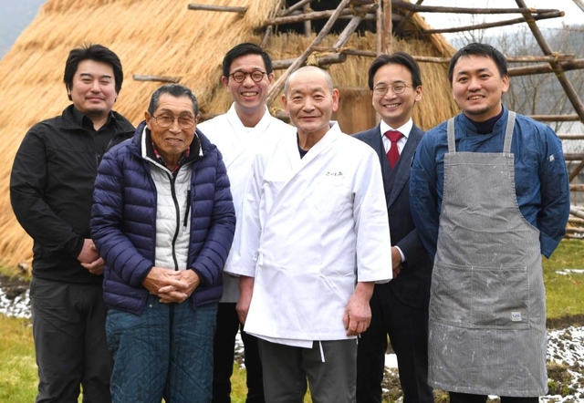 フェアを企画したこにし家店主の熹志侑紀但さん（前列中央）、うど生産者の和泉久さん（同左端）ら