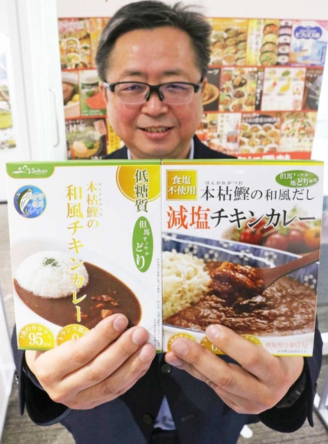 カレーをＰＲする崎野哲史社長＝三田市天神１