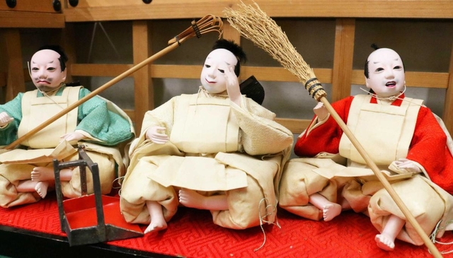 表情豊かな仕丁たち＝三田市屋敷町