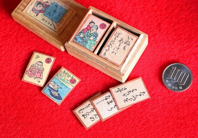 小道具のカルタ＝三田市屋敷町