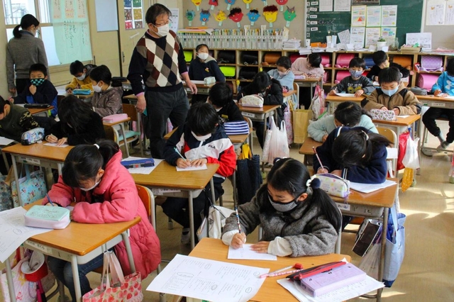 「書いてみよう」。合図とともに黙々と鉛筆を走らせる児童＝広野小学校