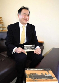 参考文献を手に「発見」の経緯を語る中川常伸さん＝三田市三輪２