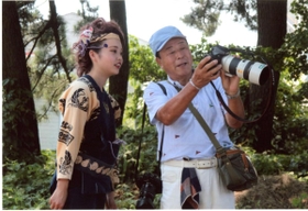 撮影先で地元の人と交流する森井さん（提供）