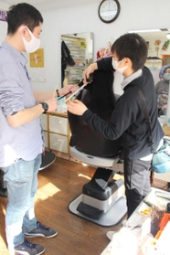 「どれぐらい切る？」。みつゑさんの髪の長さを確認する美奈さん（右）＝三田市三田町