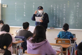 駐在所での仕事を説明する藤原警部補＝広野小学校