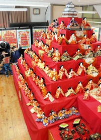 タワーびな。あかしあ台小２年の児童（８）は「こんなにたくさん見たのは初めて」＝三田市屋敷町