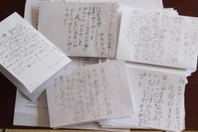 テーマを決めず自由に書くと、給食のことや家族のことなどさまざまな詩ができる＝広野小学校