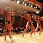 鍛え上げた自慢の肉体を披露するボディビル大会＝神戸市中央区