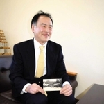 参考文献を手に「発見」の経緯を語る中川常伸さん＝三田市三輪２