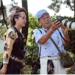 撮影先で地元の人と交流する森井さん（提供）