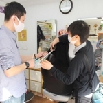「どれぐらい切る？」。みつゑさんの髪の長さを確認する美奈さん（右）＝三田市三田町