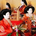 昭和期の一重まぶたの人形（左）とぱっちり二重の最近の人形＝三田市屋敷町