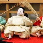 表情豊かな仕丁たち＝三田市屋敷町