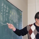 児童に詩の書き方を伝える上山先生＝広野小学校