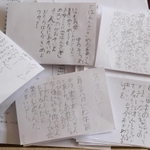 テーマを決めず自由に書くと、給食のことや家族のことなどさまざまな詩ができる＝広野小学校