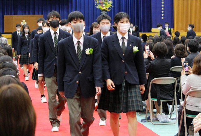 保護者らに見送られ退場する卒業生＝三田西陵高校