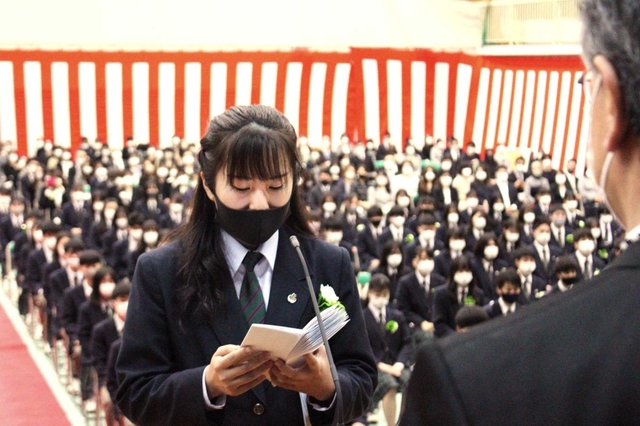 答辞を読む中島朋香さん＝三田西陵高校