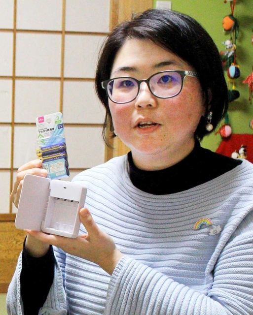 「電源がない場所での充電のために、電池も重要」と説明する益田紗希子さん＝大阪市