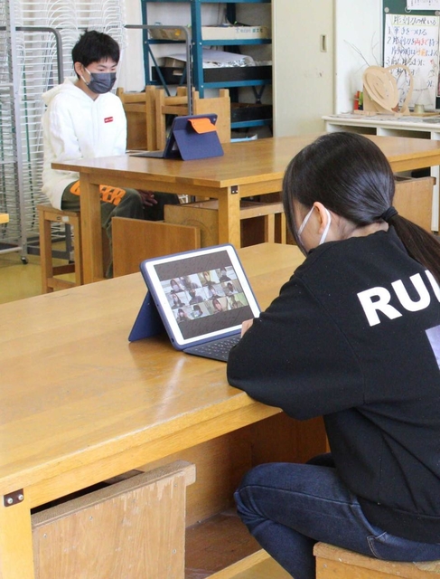 十数人ほどのグループに分かれて好きなスポーツや教科について話す＝藍小学校