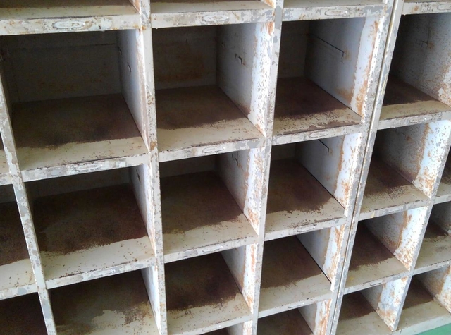 さびや色落ちが目立つ以前の靴箱（提供）