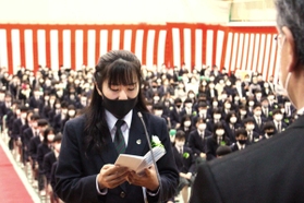 答辞を読む中島朋香さん＝三田西陵高校