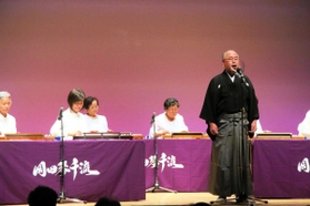 歌や詩舞も交え、多彩な曲目が披露された演奏会＝フラワータウン市民センター