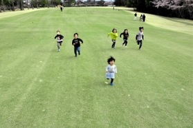 昨年のフェアウエー開放の様子＝三田ゴルフクラブ