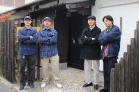 クラウドファンディングに挑戦する（左から）松本健太郎さん、井上一馬さん、二村汐音さん、岩本尚樹さん＝三田市駅前町