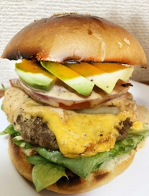 人気のアボカドを使ったバーガーも試作中（提供）