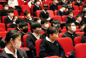 沖縄ネタが満載のライブに生徒たちからは終始笑いが絶えなかった＝三田学園