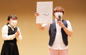 三田学園出身のアポロン山崎さんに「経営者の線がある」と言われて驚く生徒＝三田学園